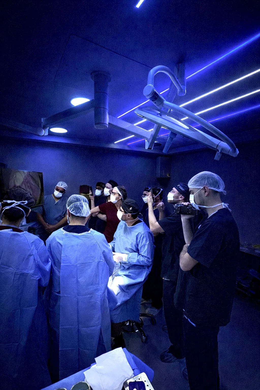 Dr. Laertes Thomaz Jr. e alunos em centro cirúrgico
